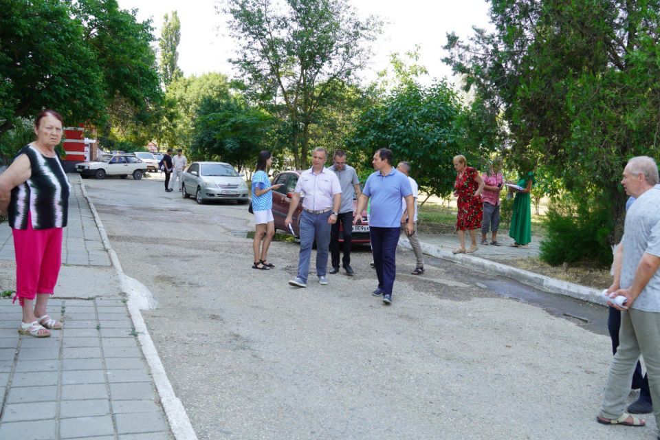 Глава администрации Керчи Олег Каторгин провел встречу с жителями Верхнего Солнечного Глава администрации Керчи Олег Каторгин провел встречу с жителями Верхнего Солнечного