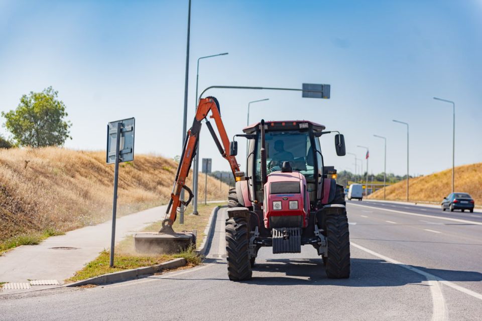 «Севастопольский Автодор» продолжает покос травы вдоль дорог