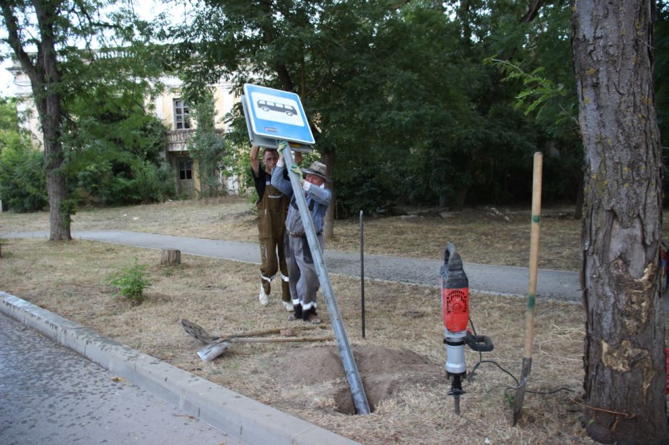 В Керчи устанавливают дорожные знаки у бывшего гипсового завода В Керчи устанавливают дорожные знаки у бывшего гипсового завода