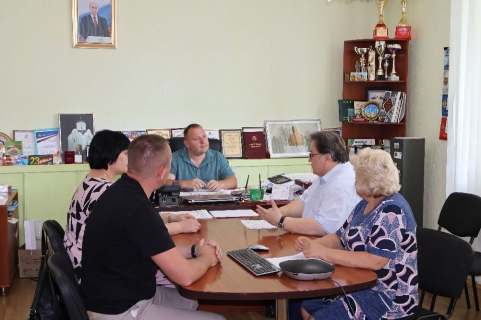 Олег Лобов провел рабочее совещание руководством администрации Раздольненского района Олег Лобов провел рабочее совещание руководством администрации Раздольненского района