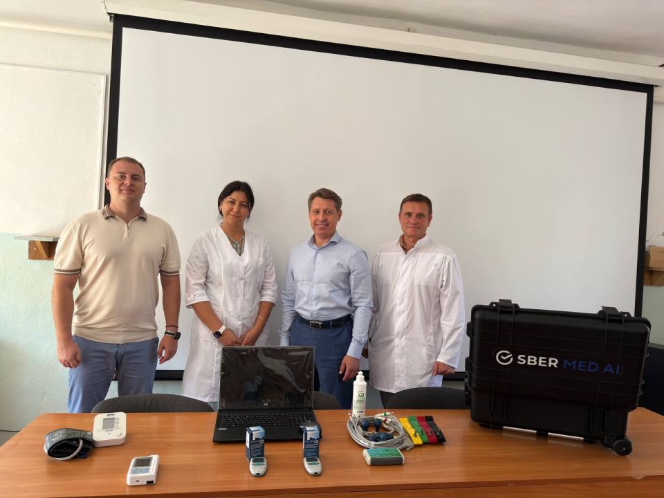 Антон Кравец: Рад сообщить, что в нашей районной больнице проявилось новое современное оборудование! Управляющий Головным отделением Сбербанка в Крыму Андрей Подсвиров передал нам аппаратно-програмный комплекс мобильной...