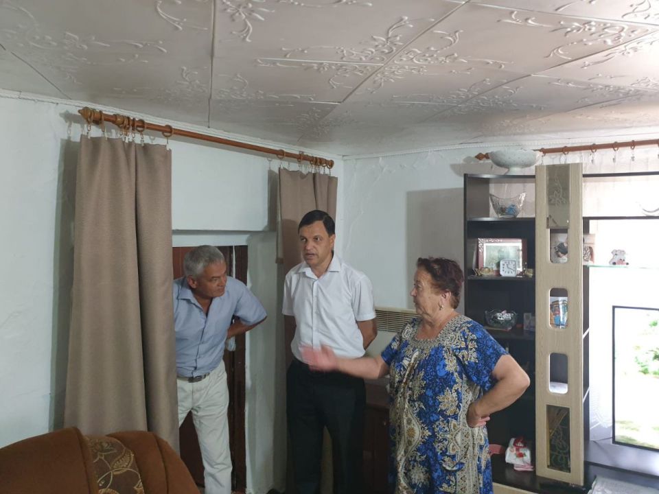 В ходе выездного приема граждан в Нижнегорском районе к председателю Госкомнаца Крыма Руслану Якубову обратилась гражданка по вопросам улучшения жилищных условий