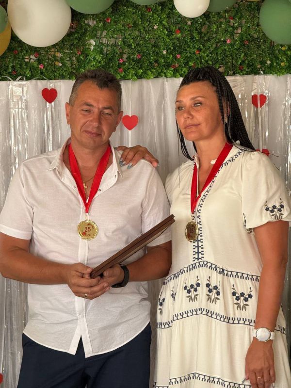 Бахчисарай - не просто город, он символ любви и семейного счастья, место, где рождаются легенды и создаются супружеские пары, чьи истории будут передаваться из поколения в поколение, словно драгоценные реликвии Бахчисарай - не просто город, он символ любви и семейного счастья, место, где рождаются легенды и создаются супружеские пары, чьи истории будут передаваться из поколения в поколение, словно драгоценные реликвии