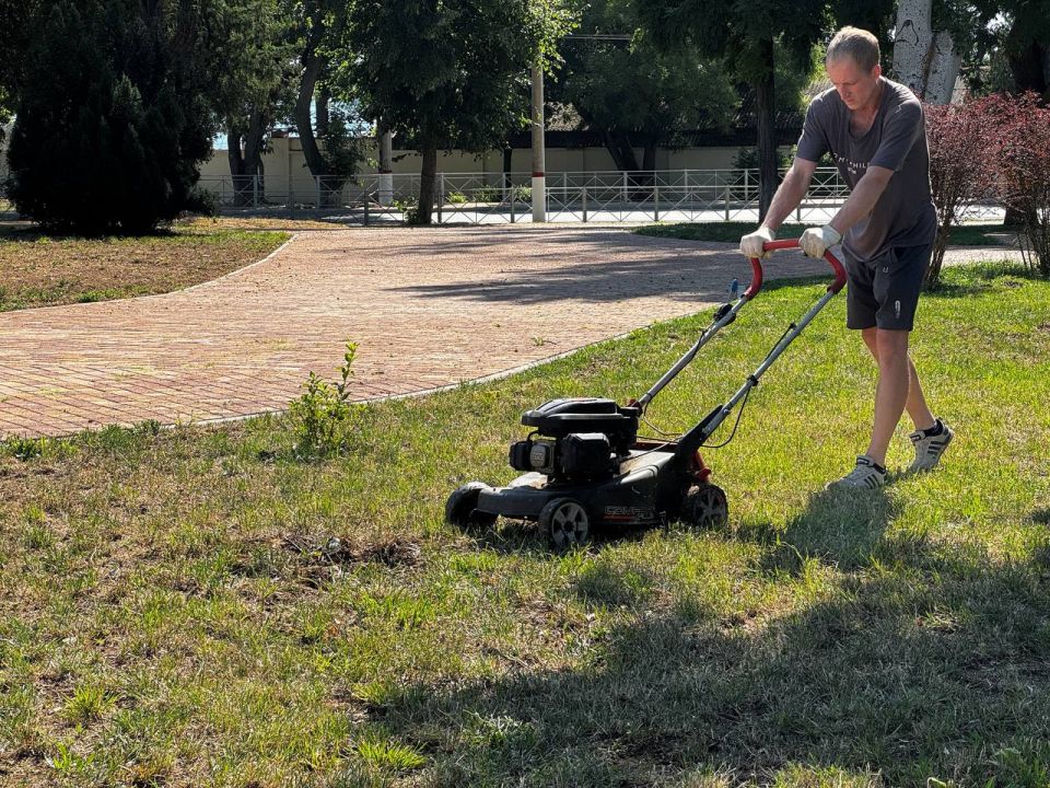В городе ведётся ежедневная планомерная работа по покосу травы на муниципальных территориях В городе ведётся ежедневная планомерная работа по покосу травы на муниципальных территориях