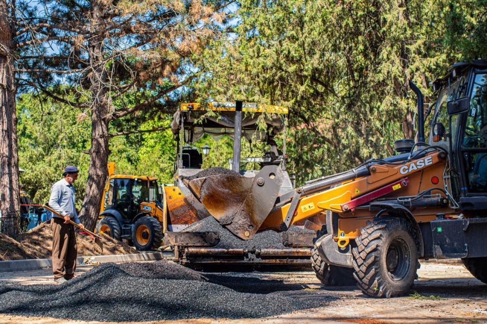 В крымской столице продолжаются работы по благоустройству Детского парка В крымской столице продолжаются работы по благоустройству Детского парка