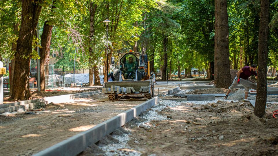 В крымской столице продолжаются работы по благоустройству Детского парка В крымской столице продолжаются работы по благоустройству Детского парка