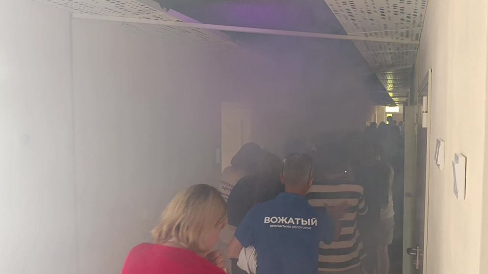 В Евпатории, в одном из санаториев, пожарные отработали навыки спасения отдыхающих при возгорании В Евпатории, в одном из санаториев, пожарные отработали навыки спасения отдыхающих при возгорании