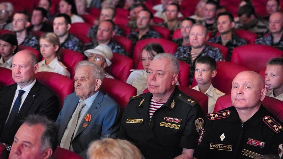 В Севастополе росгвардейцы поздравили ветерана Великой Отечественной войны Михаила Латоху со 100-летним юбилеем В Севастополе росгвардейцы поздравили ветерана Великой Отечественной войны Михаила Латоху со 100-летним юбилеем