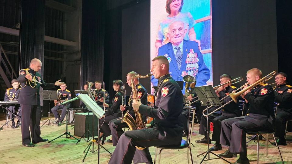 В Севастополе росгвардейцы поздравили ветерана Великой Отечественной войны Михаила Латоху со 100-летним юбилеем В Севастополе росгвардейцы поздравили ветерана Великой Отечественной войны Михаила Латоху со 100-летним юбилеем