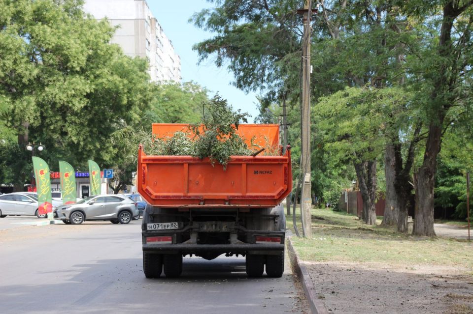 В Керчи продолжается работа по ликвидации последствий ураганного ветра, который обрушился на город в прошлый четверг В Керчи продолжается работа по ликвидации последствий ураганного ветра, который обрушился на город в прошлый четверг