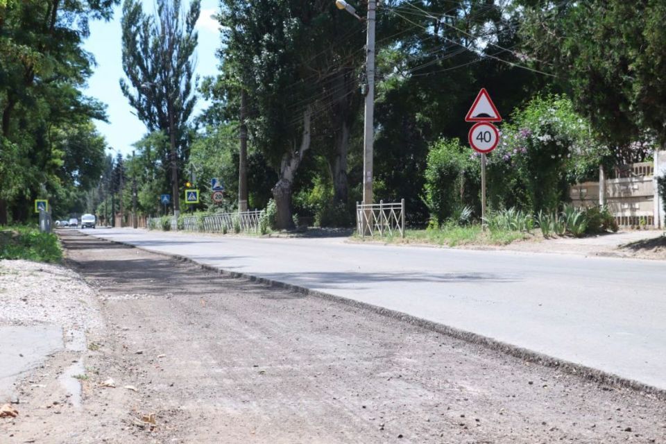 Специалисты Керченского филиала ГУП РК «Крымавтодор» приступили к асфальтированию улицы Черняховского Специалисты Керченского филиала ГУП РК «Крымавтодор» приступили к асфальтированию улицы Черняховского