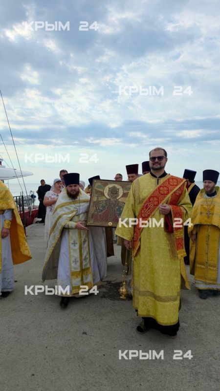 Севастополь в ожидании икон святого равноапостольного князя Владимира и святого благочинного князя Александра Невского с частицами мощей Севастополь в ожидании икон святого равноапостольного князя Владимира и святого благочинного князя Александра Невского с частицами мощей