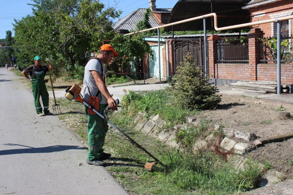 В Керчи на протяжении нескольких дней ведутся работы по очистке ливневой канализации вдоль 1-го Вокзального переулка В Керчи на протяжении нескольких дней ведутся работы по очистке ливневой канализации вдоль 1-го Вокзального переулка