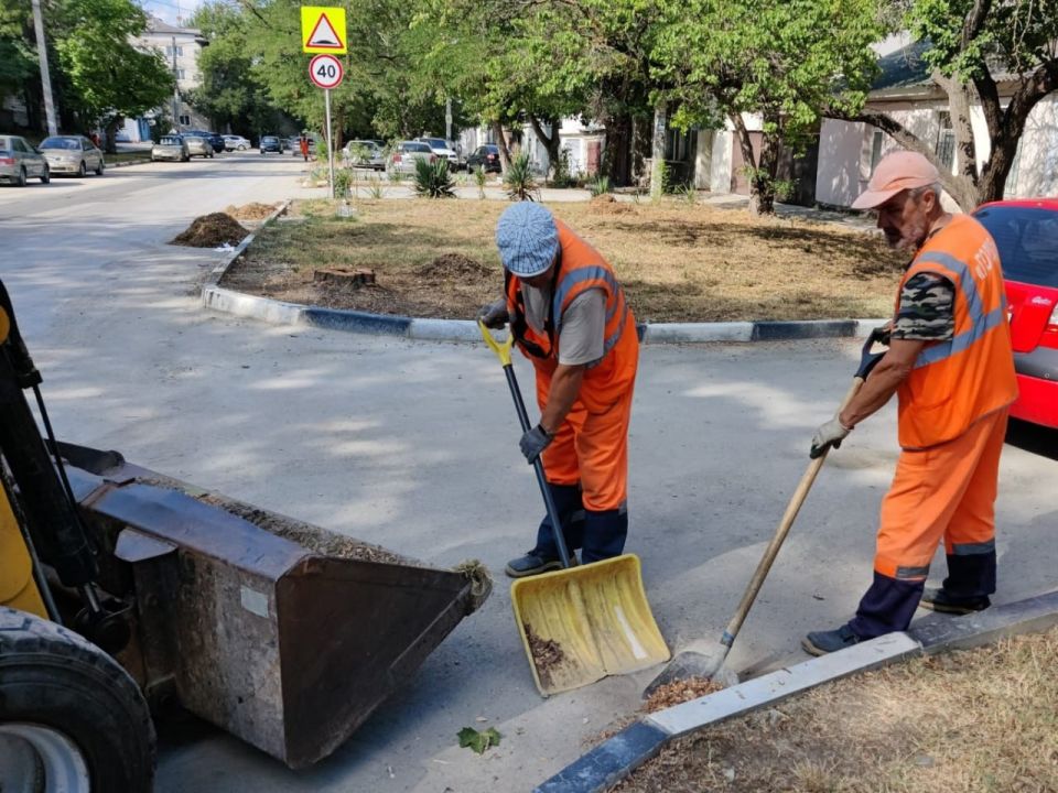Ежедневно, в будни и выходные дни, сотрудники МБУ «Город» обеспечивают чистоту в Симферополе Ежедневно, в будни и выходные дни, сотрудники МБУ «Город» обеспечивают чистоту в Симферополе