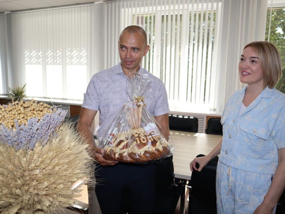 Сегодня глава администрации Джанкойского района Инна Федоренко поздравила хлеборобов района с намолотом первых 100 тысяч тонн зерна и вручила каравай одному из лидеров по зерновым и зернобобовым культурам в районе -... Сегодня глава администрации Джанкойского района Инна Федоренко поздравила хлеборобов района с намолотом первых 100 тысяч тонн зерна и вручила каравай одному из лидеров по зерновым и зернобобовым культурам в районе -...