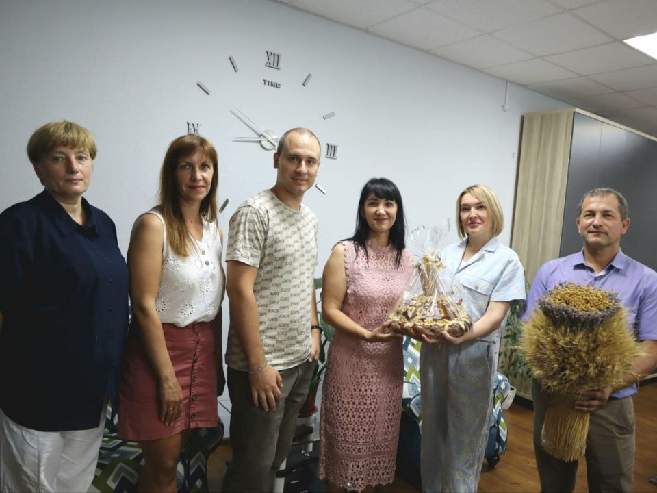 Сегодня глава администрации Джанкойского района Инна Федоренко поздравила хлеборобов района с намолотом первых 100 тысяч тонн зерна и вручила каравай одному из лидеров по зерновым и зернобобовым культурам в районе -... Сегодня глава администрации Джанкойского района Инна Федоренко поздравила хлеборобов района с намолотом первых 100 тысяч тонн зерна и вручила каравай одному из лидеров по зерновым и зернобобовым культурам в районе -...