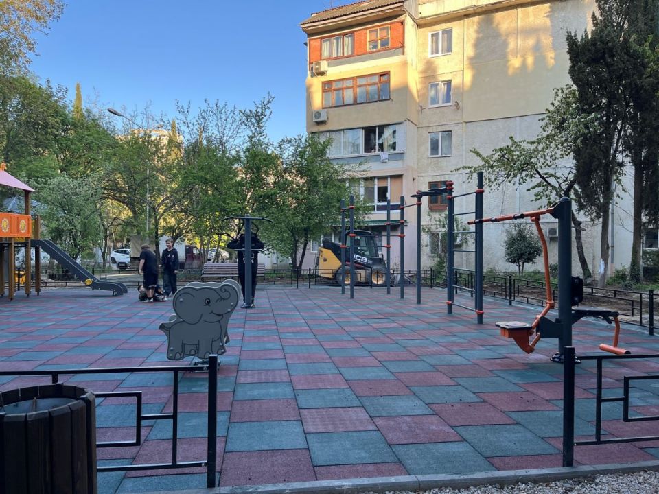 В Алуште завершено благоустройство 3-х детских площадок В Алуште завершено благоустройство 3-х детских площадок