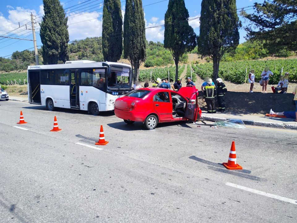 В Алуште легковушка столкнулась с рейсовым автобусом В Алуште легковушка столкнулась с рейсовым автобусом