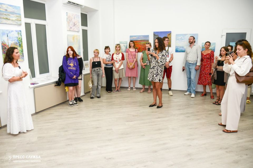 В Евпатории открылась выставка картин о природе Крыма В Евпатории открылась выставка картин о природе Крыма