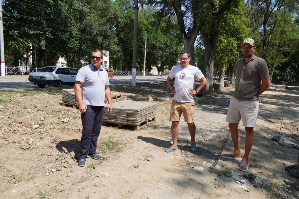 Глава администрации Керчи Олег Каторгин провел выездное совещание по капитальному ремонту Приморского парка Глава администрации Керчи Олег Каторгин провел выездное совещание по капитальному ремонту Приморского парка