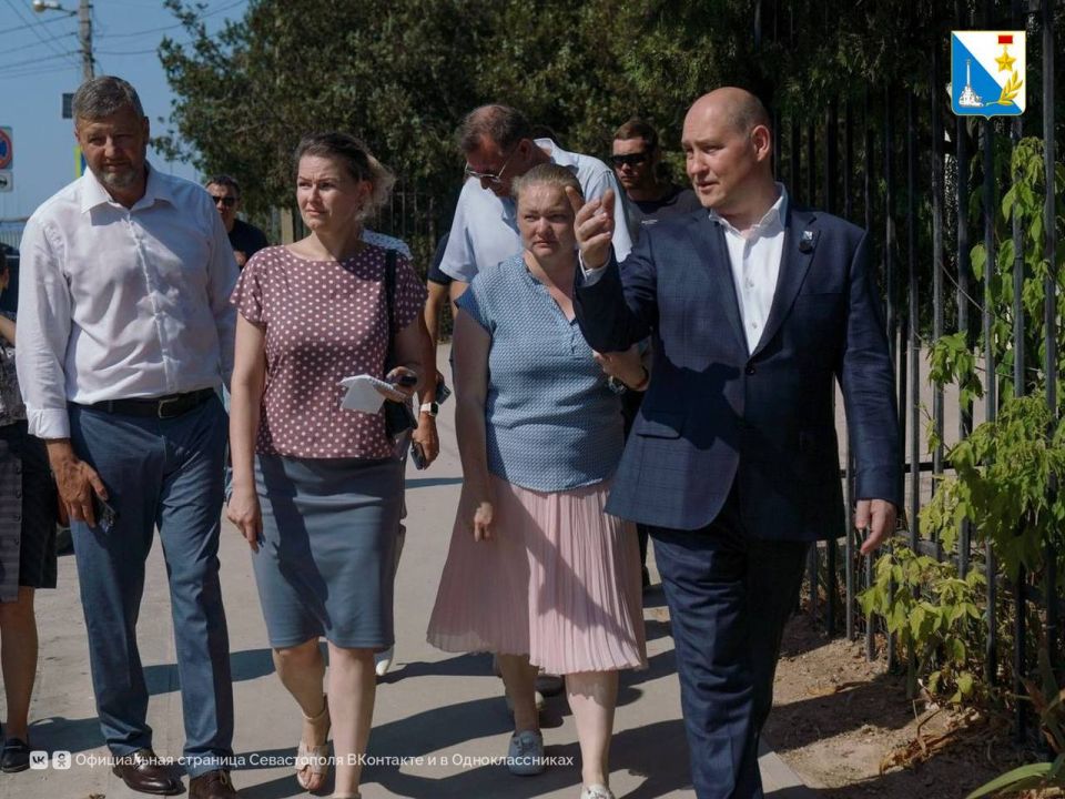 На контроле. Михаил Развожаев проверил территорию возле МКЦ «Бухта Казачья» На контроле. Михаил Развожаев проверил территорию возле МКЦ «Бухта Казачья»
