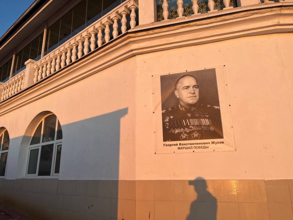 «Всё он вписывается». В Севастополе пообещали вернуть портрет Кадырова на стену с героями Великой Отечественной войны «Всё он вписывается». В Севастополе пообещали вернуть портрет Кадырова на стену с героями Великой Отечественной войны