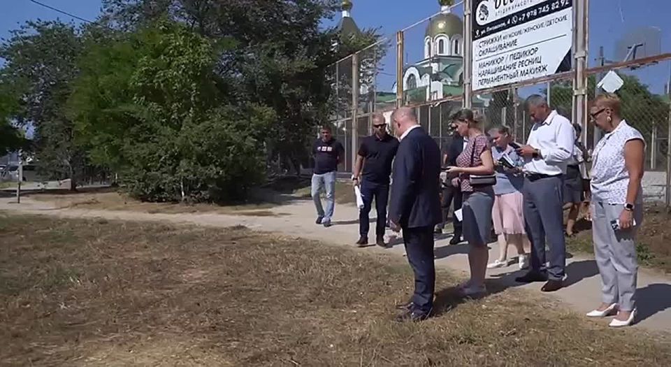 Михаил Развожаев: Сегодня лично проинспектировал территорию рядом с нашим новым многофункциональным культурным центром «Бухта Казачья» и вообще прошёлся по всему микрорайону