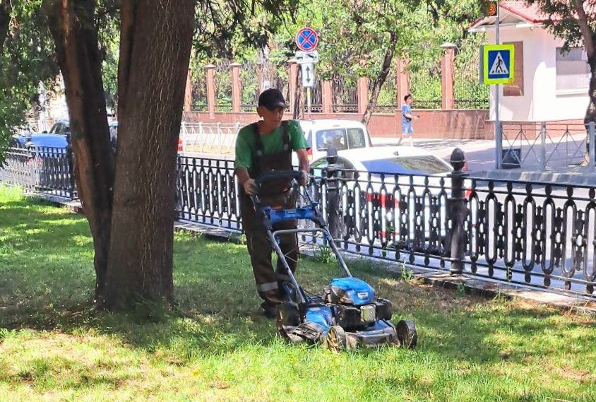 В парках и скверах в постоянном режиме ведётся уход за клумбами и зелёными насаждениями В парках и скверах в постоянном режиме ведётся уход за клумбами и зелёными насаждениями