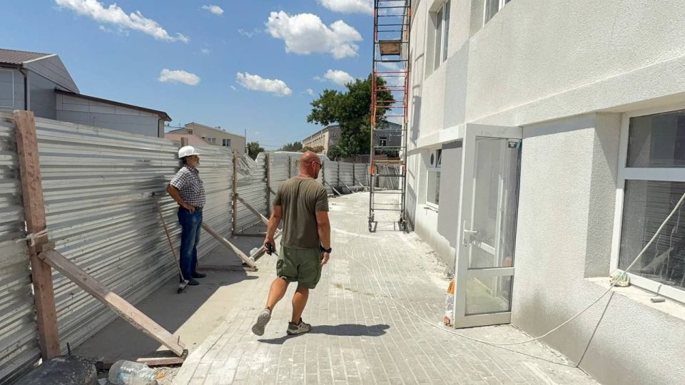 В Керчи продолжается капремонт стадиона имени 50-летия Октября В Керчи продолжается капремонт стадиона имени 50-летия Октября