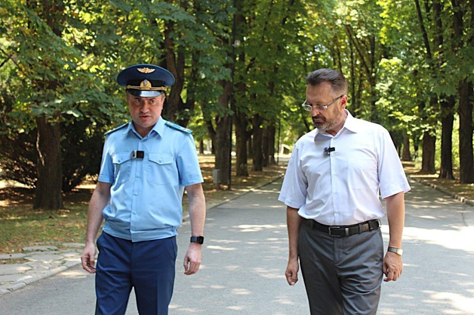 Полив зелёных насаждений в знойные дни — кадры, наполненные прохладой и свежестью Полив зелёных насаждений в знойные дни — кадры, наполненные прохладой и свежестью