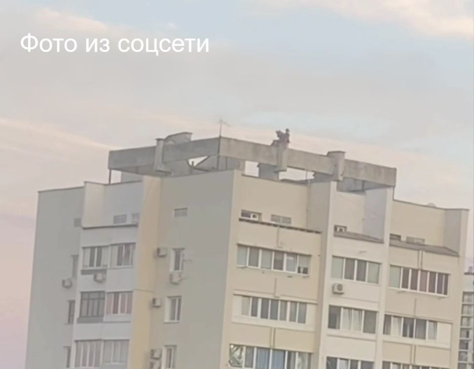 Подростки гуляли по крыше в Алуште Подростки гуляли по крыше в Алуште