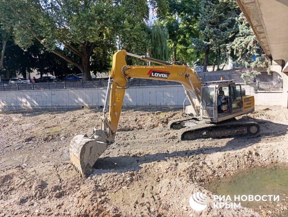 Русло Салгира в Симферополе очищают от мусора и ила
