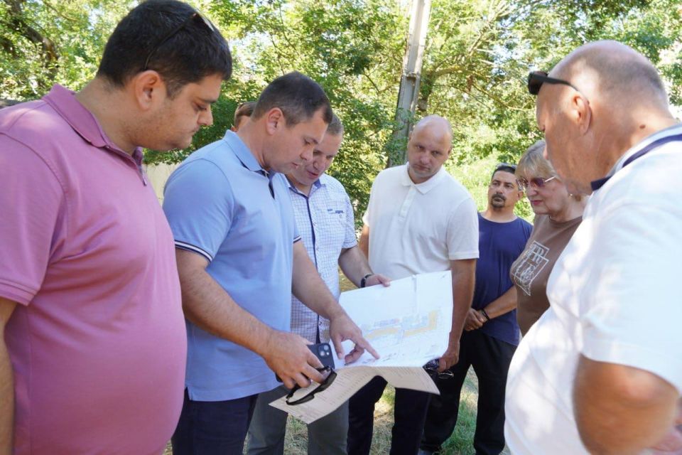 #в_диалоге_с_керчанами. Глава администрации Керчи Олег Каторгин провёл выездную встречу с жителями во дворе дома №2/5 по Бульвару Пионеров, ул. Петра Дейкало, 6/1, ул. Архитектурная, 3, 1, посвященную предстоящему... #в_диалоге_с_керчанами. Глава администрации Керчи Олег Каторгин провёл выездную встречу с жителями во дворе дома №2/5 по Бульвару Пионеров, ул. Петра Дейкало, 6/1, ул. Архитектурная, 3, 1, посвященную предстоящему...