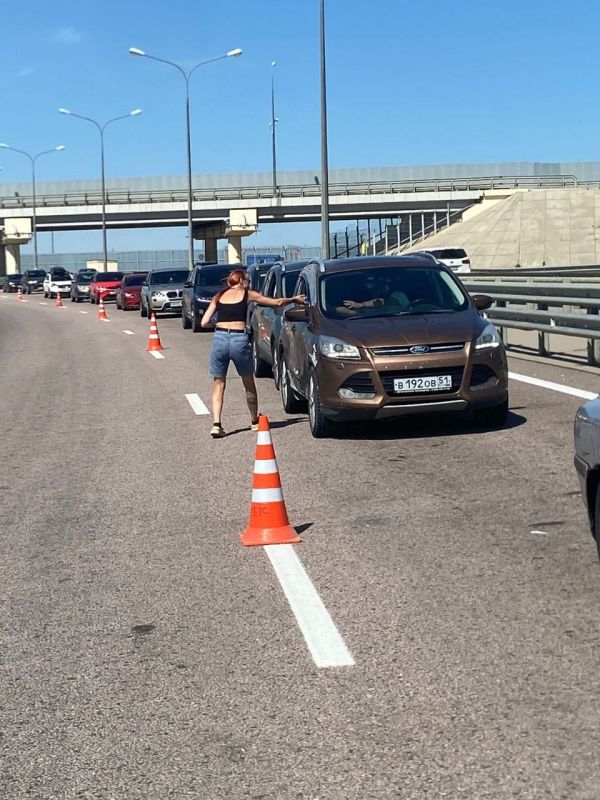 На автоподходах к Крымскому мосту со стороны Керчи сегодня дежурят волонтёры Российского красного креста и других добровольческих организаций На автоподходах к Крымскому мосту со стороны Керчи сегодня дежурят волонтёры Российского красного креста и других добровольческих организаций