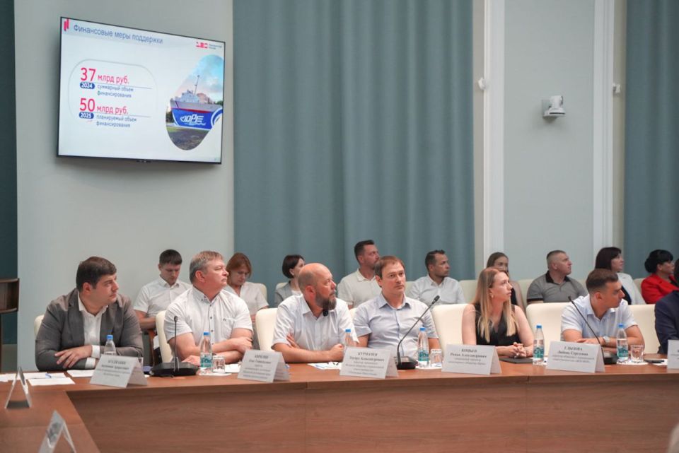В Совете министров Республики Крым состоялось совместное заседание Совета по промышленности при Главе Республики Крым и коллегии Минпромторга Крыма под руководством Главы Республики Крым Сергея Аксёнова В Совете министров Республики Крым состоялось совместное заседание Совета по промышленности при Главе Республики Крым и коллегии Минпромторга Крыма под руководством Главы Республики Крым Сергея Аксёнова