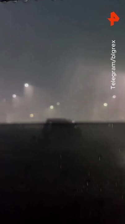 Как минимум 81 тысяча жителей Амурской области остается без электричества после шторма — об этом сообщили в прокуратуре региона