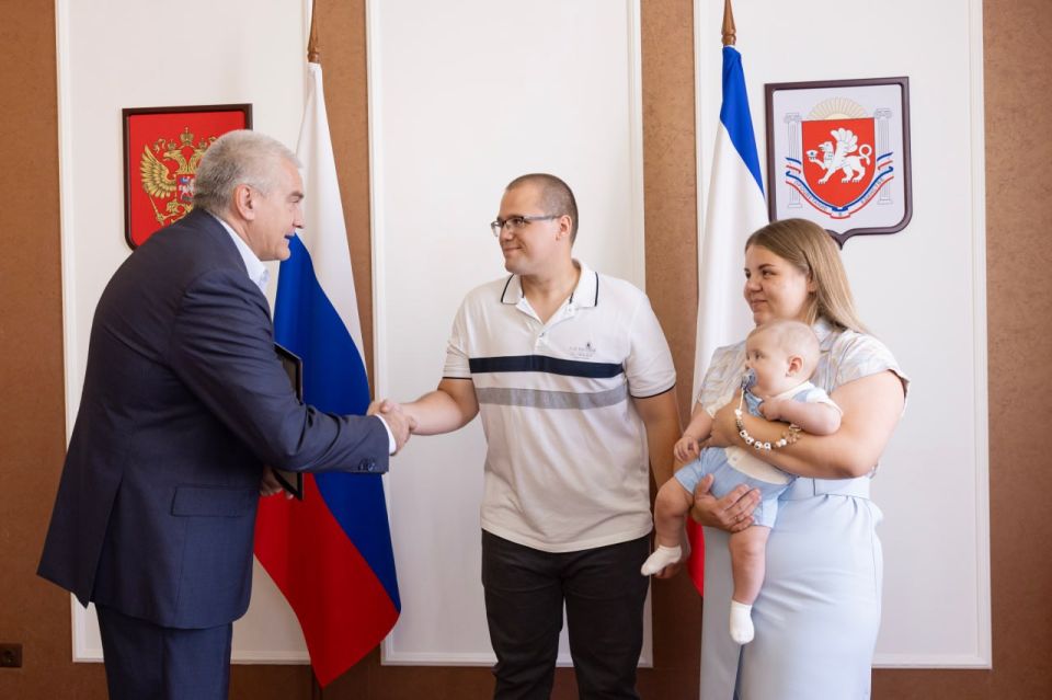 Сергей Аксёнов: Рад вручить студенческой семье Орловых, Константину Евгеньевичу и Яне Константиновне, сертификат на студенческий капитал в размере 1 миллиона рублей