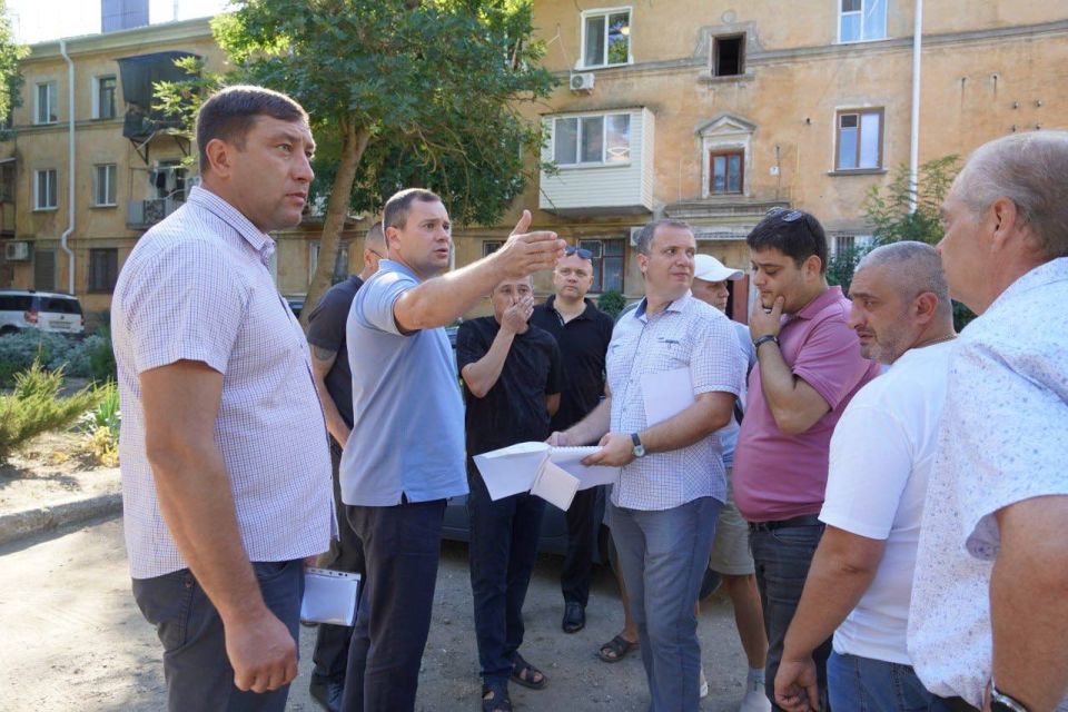 #в_диалоге_с_керчанами. Глава администрации Керчи Олег Каторгин провёл выездную встречу с жителями во дворе дома №2/5 по Бульвару Пионеров, ул. Петра Дейкало, 6/1, ул. Архитектурная, 3, 1, посвященную предстоящему... #в_диалоге_с_керчанами. Глава администрации Керчи Олег Каторгин провёл выездную встречу с жителями во дворе дома №2/5 по Бульвару Пионеров, ул. Петра Дейкало, 6/1, ул. Архитектурная, 3, 1, посвященную предстоящему...