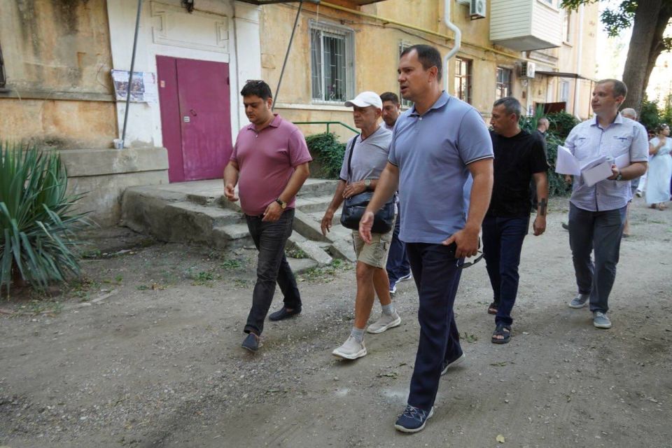 #в_диалоге_с_керчанами. Глава администрации Керчи Олег Каторгин провёл выездную встречу с жителями во дворе дома №2/5 по Бульвару Пионеров, ул. Петра Дейкало, 6/1, ул. Архитектурная, 3, 1, посвященную предстоящему... #в_диалоге_с_керчанами. Глава администрации Керчи Олег Каторгин провёл выездную встречу с жителями во дворе дома №2/5 по Бульвару Пионеров, ул. Петра Дейкало, 6/1, ул. Архитектурная, 3, 1, посвященную предстоящему...