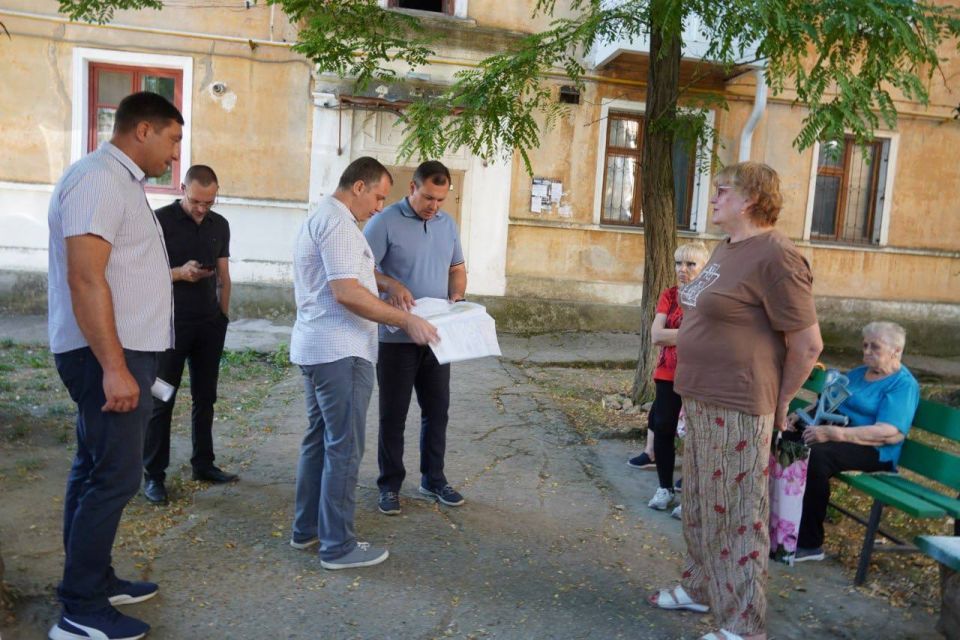 #в_диалоге_с_керчанами. Глава администрации Керчи Олег Каторгин провёл выездную встречу с жителями во дворе дома №2/5 по Бульвару Пионеров, ул. Петра Дейкало, 6/1, ул. Архитектурная, 3, 1, посвященную предстоящему... #в_диалоге_с_керчанами. Глава администрации Керчи Олег Каторгин провёл выездную встречу с жителями во дворе дома №2/5 по Бульвару Пионеров, ул. Петра Дейкало, 6/1, ул. Архитектурная, 3, 1, посвященную предстоящему...