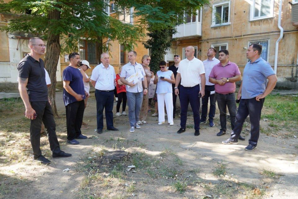 #в_диалоге_с_керчанами. Глава администрации Керчи Олег Каторгин провёл выездную встречу с жителями во дворе дома №2/5 по Бульвару Пионеров, ул. Петра Дейкало, 6/1, ул. Архитектурная, 3, 1, посвященную предстоящему... #в_диалоге_с_керчанами. Глава администрации Керчи Олег Каторгин провёл выездную встречу с жителями во дворе дома №2/5 по Бульвару Пионеров, ул. Петра Дейкало, 6/1, ул. Архитектурная, 3, 1, посвященную предстоящему...