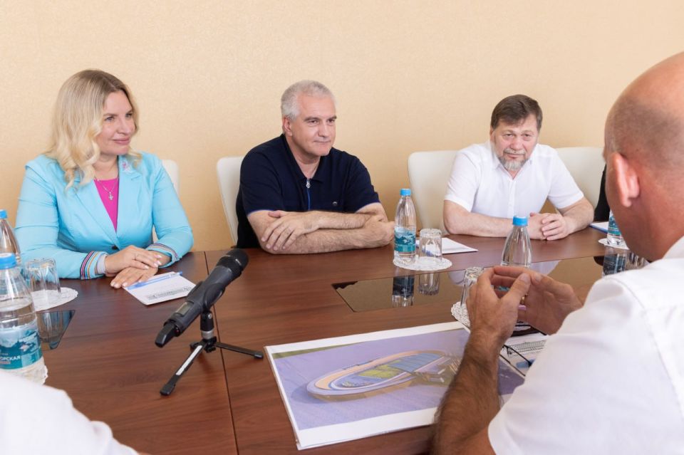 Сергей Аксёнов: Совместно с Первым заместителем Министра спорта Российской Федерации Одесом Хасаевичем Байсултановым вручил сертификаты на приобретение инвентаря и оборудования руководителям подведомственных учреждений...