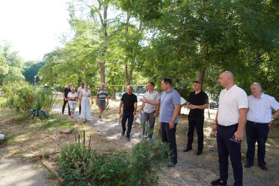 #в_диалоге_с_керчанами. Глава администрации Керчи Олег Каторгин провёл выездную встречу с жителями во дворе дома №2/5 по Бульвару Пионеров, ул. Петра Дейкало, 6/1, ул. Архитектурная, 3, 1, посвященную предстоящему... #в_диалоге_с_керчанами. Глава администрации Керчи Олег Каторгин провёл выездную встречу с жителями во дворе дома №2/5 по Бульвару Пионеров, ул. Петра Дейкало, 6/1, ул. Архитектурная, 3, 1, посвященную предстоящему...