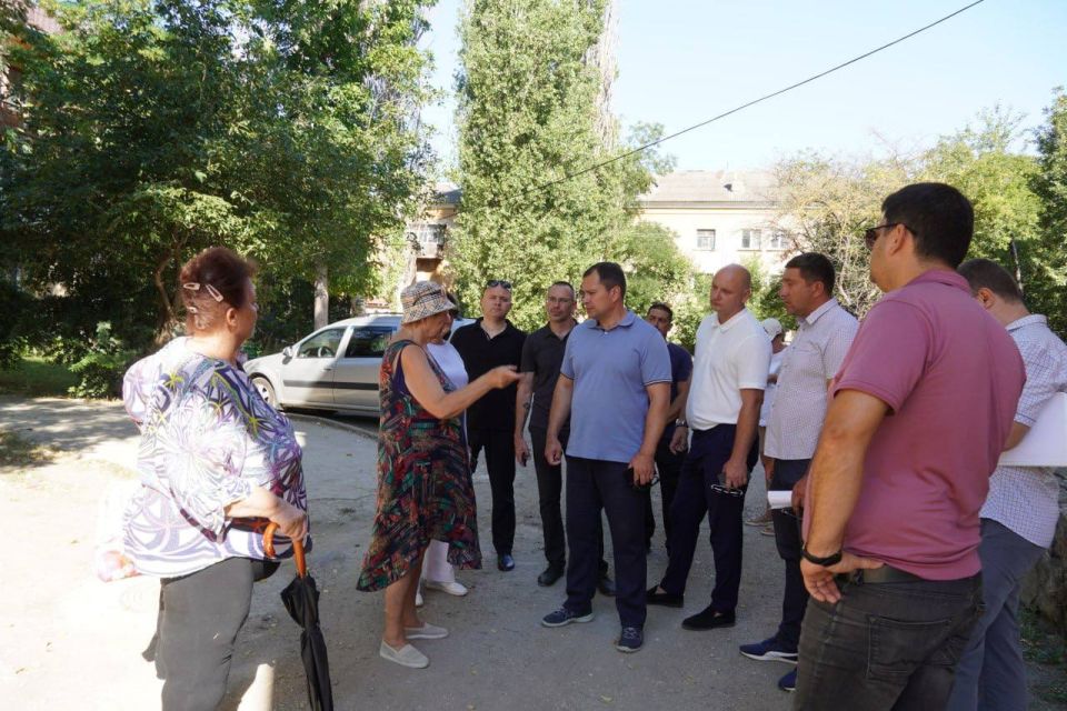 #в_диалоге_с_керчанами. Глава администрации Керчи Олег Каторгин провёл выездную встречу с жителями во дворе дома №2/5 по Бульвару Пионеров, ул. Петра Дейкало, 6/1, ул. Архитектурная, 3, 1, посвященную предстоящему... #в_диалоге_с_керчанами. Глава администрации Керчи Олег Каторгин провёл выездную встречу с жителями во дворе дома №2/5 по Бульвару Пионеров, ул. Петра Дейкало, 6/1, ул. Архитектурная, 3, 1, посвященную предстоящему...