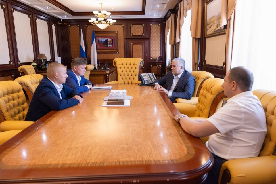 Сергей Аксёнов: Встретился с Героями России Антоном Игоревичем Старостиным и Анатолием Владимировичем Сысоевым