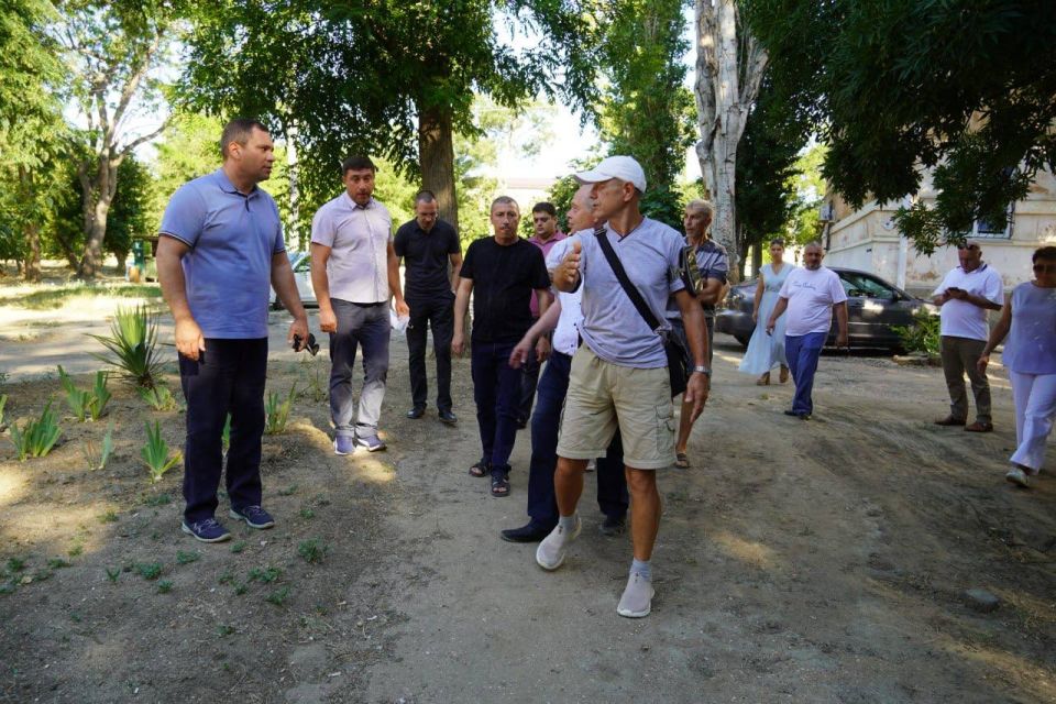 #в_диалоге_с_керчанами. Глава администрации Керчи Олег Каторгин провёл выездную встречу с жителями во дворе дома №2/5 по Бульвару Пионеров, ул. Петра Дейкало, 6/1, ул. Архитектурная, 3, 1, посвященную предстоящему... #в_диалоге_с_керчанами. Глава администрации Керчи Олег Каторгин провёл выездную встречу с жителями во дворе дома №2/5 по Бульвару Пионеров, ул. Петра Дейкало, 6/1, ул. Архитектурная, 3, 1, посвященную предстоящему...