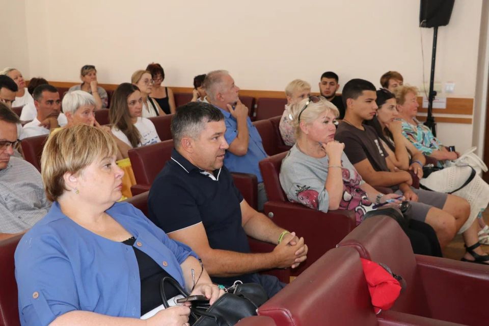 Сегодня в Администрации города Феодосии состоялся семинар с руководителями коллективных средств размещения по вопросу проведения процедуры их самооценки, который провел заместитель министра курортов и туризма Крыма Николай... Сегодня в Администрации города Феодосии состоялся семинар с руководителями коллективных средств размещения по вопросу проведения процедуры их самооценки, который провел заместитель министра курортов и туризма Крыма Николай...