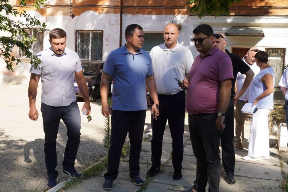 #в_диалоге_с_керчанами. Глава администрации Керчи Олег Каторгин провёл выездную встречу с жителями во дворе дома №2/5 по Бульвару Пионеров, ул. Петра Дейкало, 6/1, ул. Архитектурная, 3, 1, посвященную предстоящему... #в_диалоге_с_керчанами. Глава администрации Керчи Олег Каторгин провёл выездную встречу с жителями во дворе дома №2/5 по Бульвару Пионеров, ул. Петра Дейкало, 6/1, ул. Архитектурная, 3, 1, посвященную предстоящему...