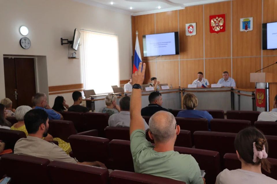 Сегодня в Администрации города Феодосии состоялся семинар с руководителями коллективных средств размещения по вопросу проведения процедуры их самооценки, который провел заместитель министра курортов и туризма Крыма Николай... Сегодня в Администрации города Феодосии состоялся семинар с руководителями коллективных средств размещения по вопросу проведения процедуры их самооценки, который провел заместитель министра курортов и туризма Крыма Николай...