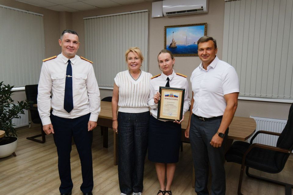 Янина Павленко: С Главой муниципалитета Константином Валентиновичем Шимановским поздравили сотрудников следственного отдела Ялты с профессиональным праздником – торжественно вручили грамоты за высокие достижения и... Янина Павленко: С Главой муниципалитета Константином Валентиновичем Шимановским поздравили сотрудников следственного отдела Ялты с профессиональным праздником – торжественно вручили грамоты за высокие достижения и...